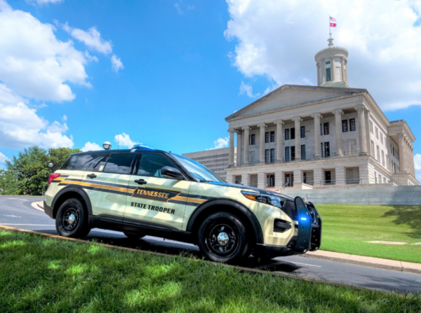 Patrulla de Tennessee Highway Patrol frente al Capitolio estatal utilizada como imagen ilustrativa de una demanda relacionada con colaboración entre THP e ICE en Tennessee.