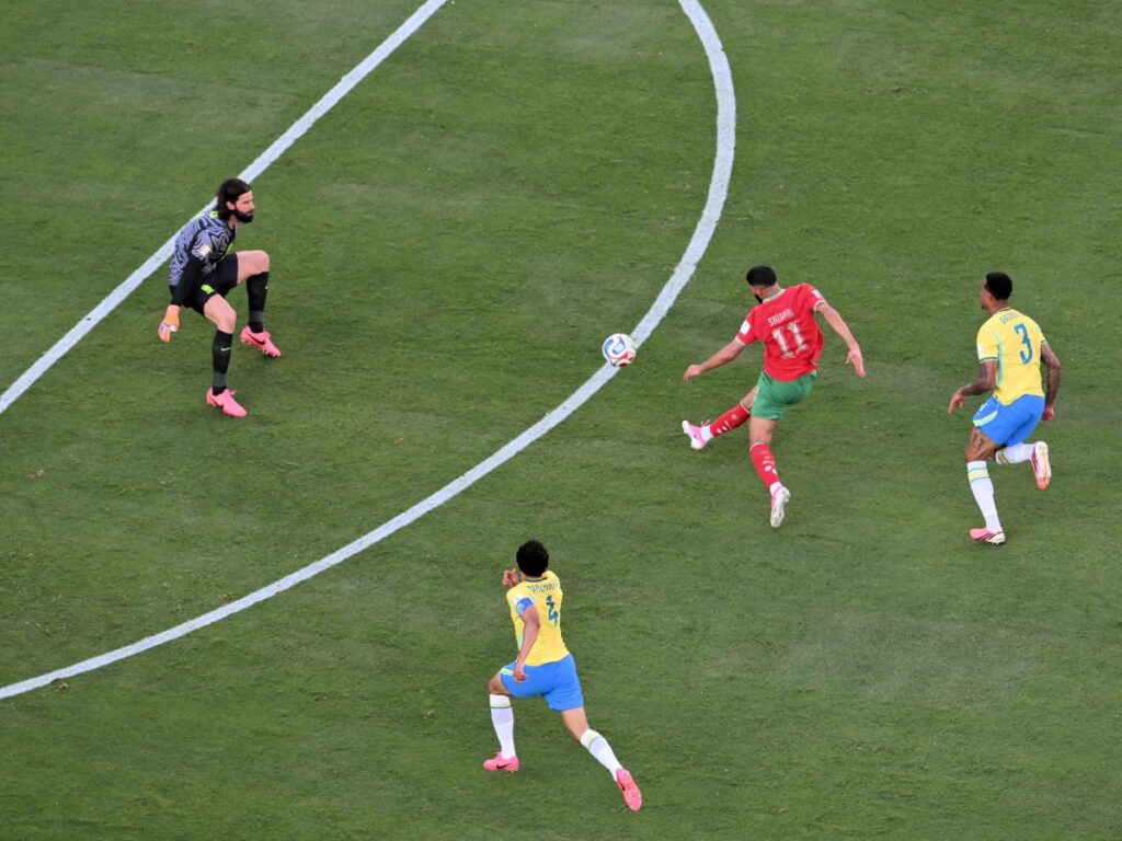 Alisson Becker en acción durante Brasil vs Marruecos en el Mundial 2026
