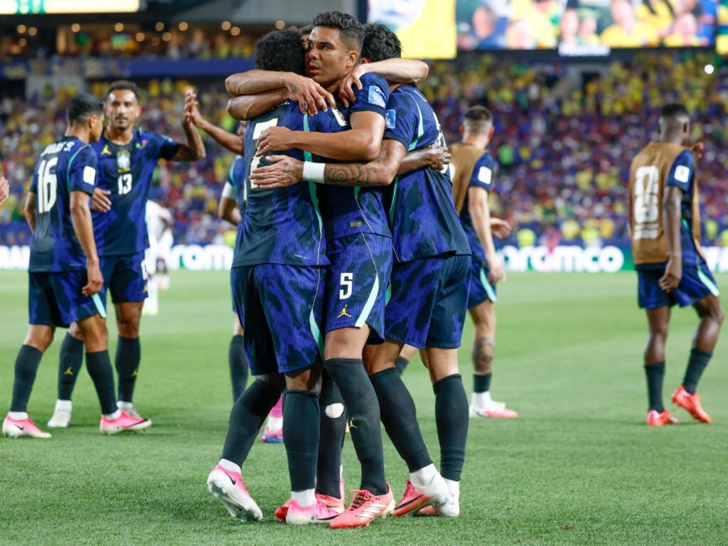 Casemiro se une al festejo de gol del pentacampeón del mundo en el partido de la fase de grupos