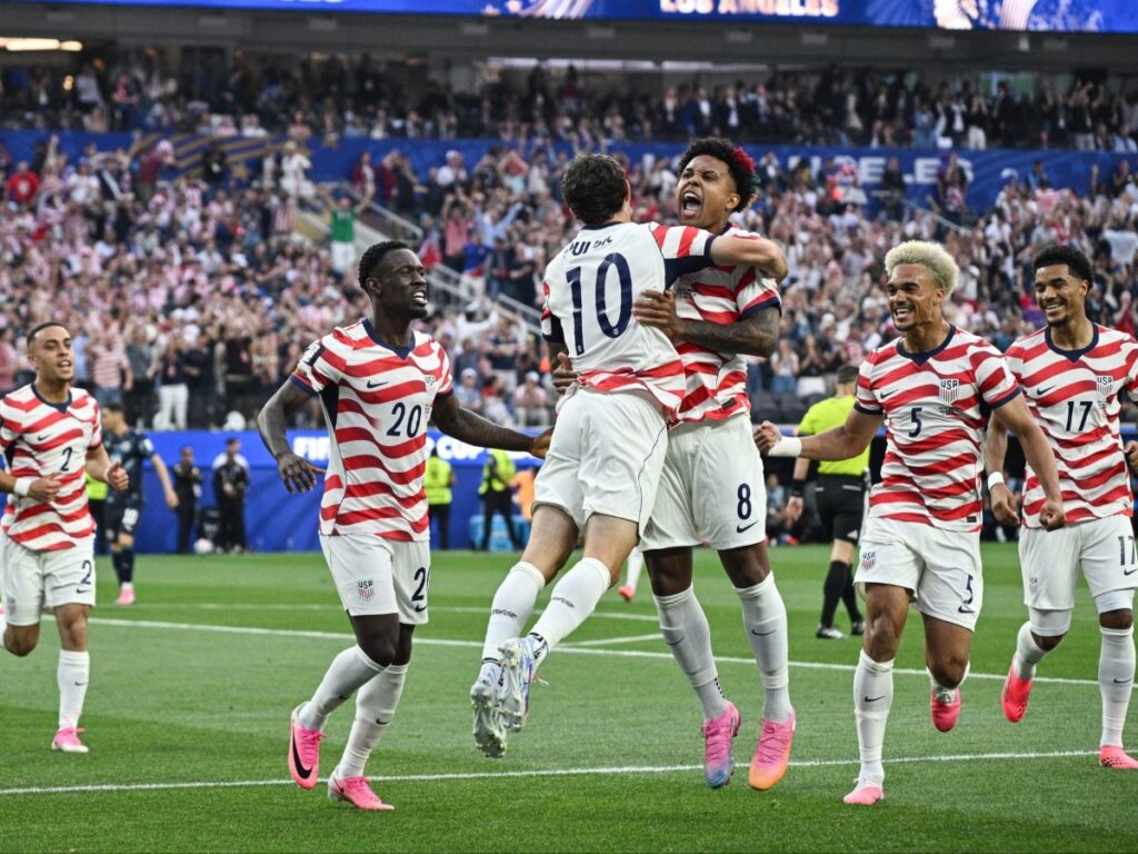 Christian Pulisic y Folarin Balogun celebrando gol de Estados Unidos en el Mundial 2026