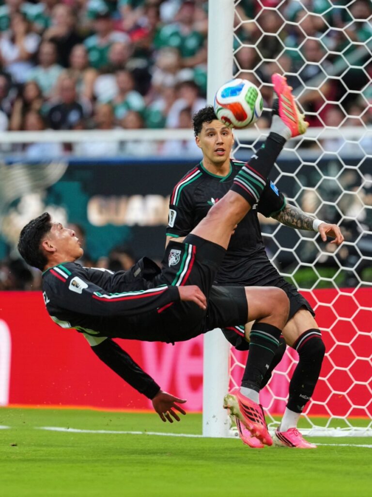 Edson Álvarez firma una chilena defensiva en el área de la Selección Nacional de México frente a Corea del Sur