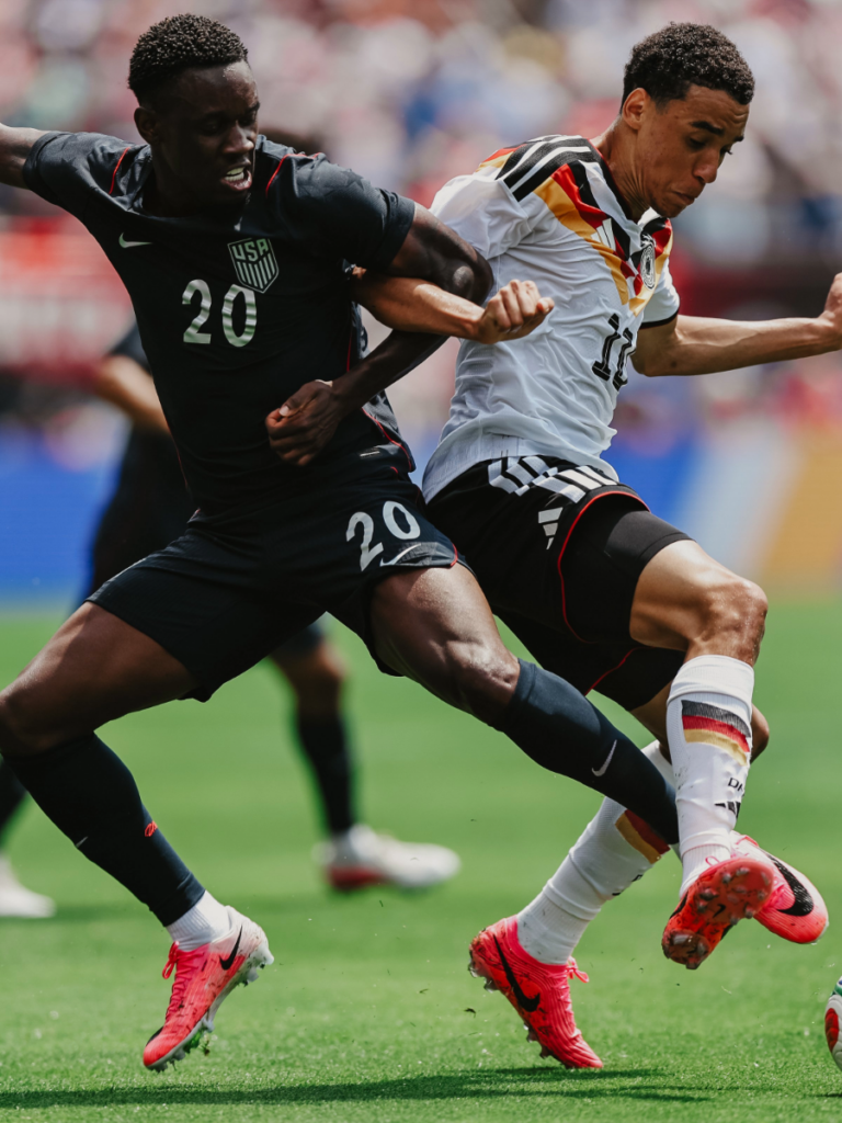 Folarin Balogun en acción defensiva ante Alemania