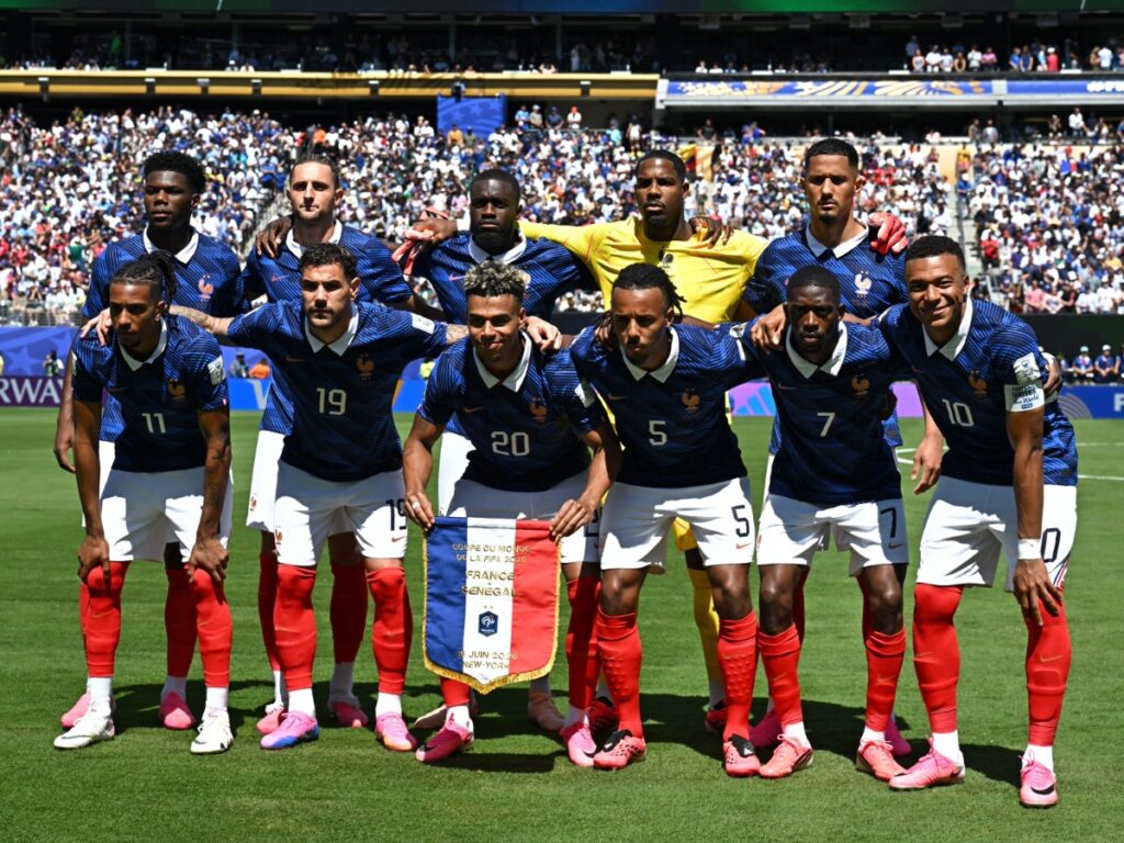 Plantel titular de Francia posando antes del partido ante Senegal en el Mundial 2026