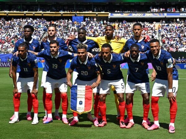 Plantel titular de Francia posando antes del partido ante Senegal en el Mundial 2026