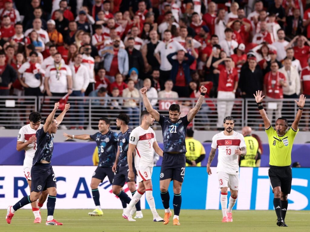 Gustavo Gómez celebra con euforia junto al árbitro Iván Barton en el partido ante el cuadro de Turquía