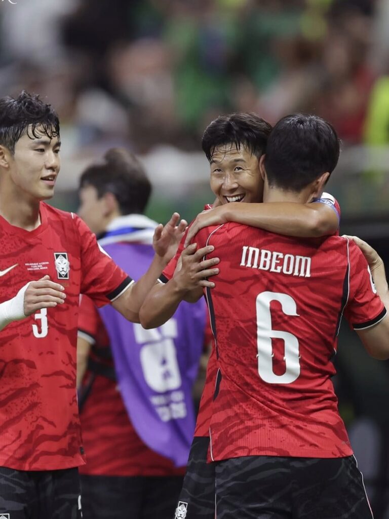 Hwang In-beom abrazado por compañeros tras gol en el Mundial 2026