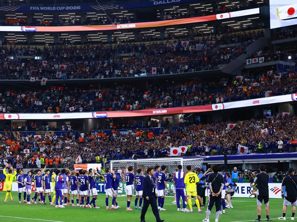 Selección de Japón despidiéndose de la afición que los acompaño al partido en el Mundial 2026