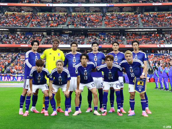 Plantel titular de Japón posando en el estadio de Dallas para el Mundial 2026