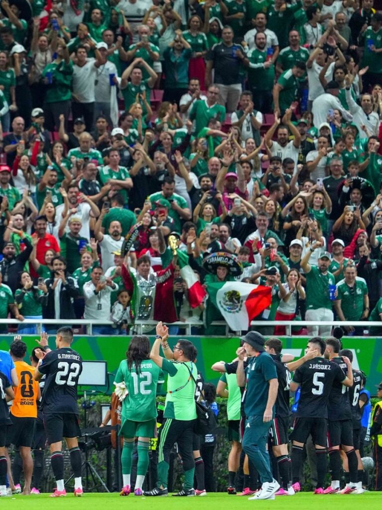 Futbolistas de la Selección Nacional de México aplauden y agradecen el apoyo de la afición en el Estadio Guadalajara