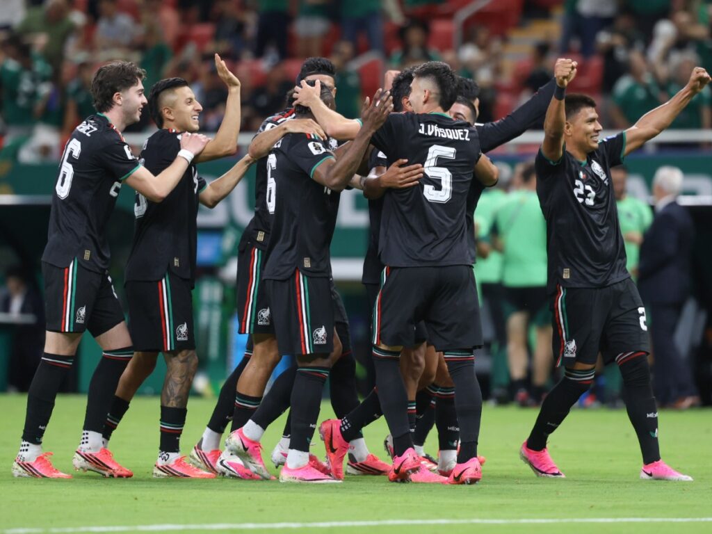 Elementos de la Selección Nacional de México se abrazan eufóricos para festejar el gol frente al cuadro surcoreano