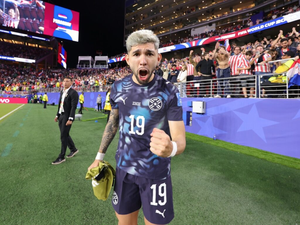 Julio Enciso grita de cara a las tribunas tras el silbatazo final en el San Francisco Bay Area Stadium