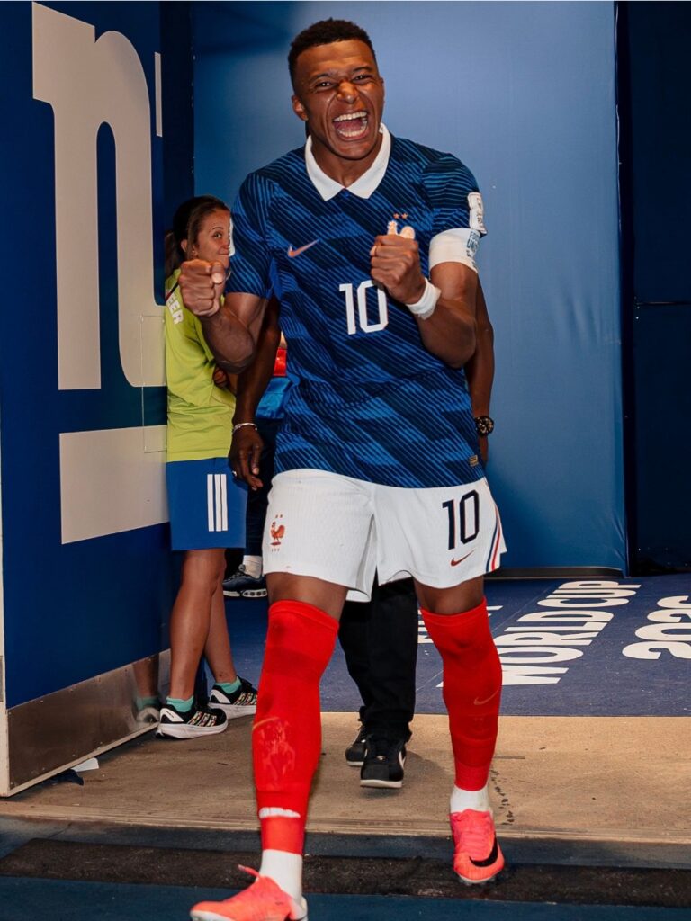 Kylian Mbappé celebrando en el túnel antes del partido de Francia