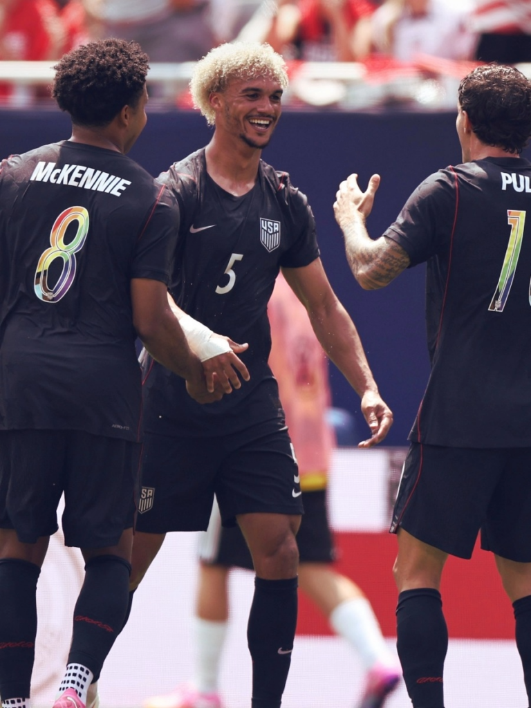 McKennie, Pulisic y Robinson celebrando en el USMNT