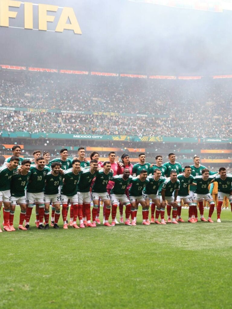 Plantel titular de México posando en el Estadio Azteca para el Mundial 2026
