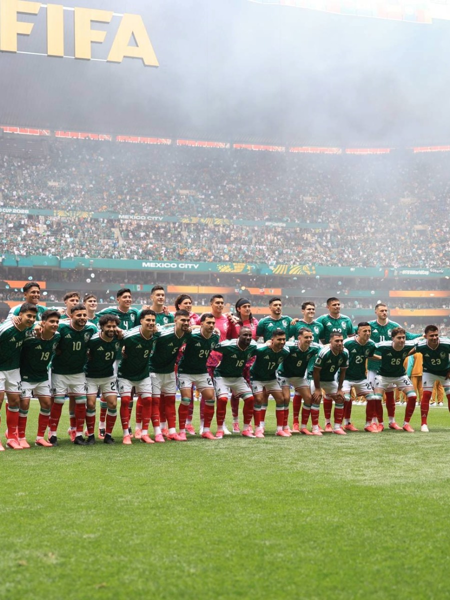 Plantel titular de México posando en el Estadio Azteca para el Mundial 2026