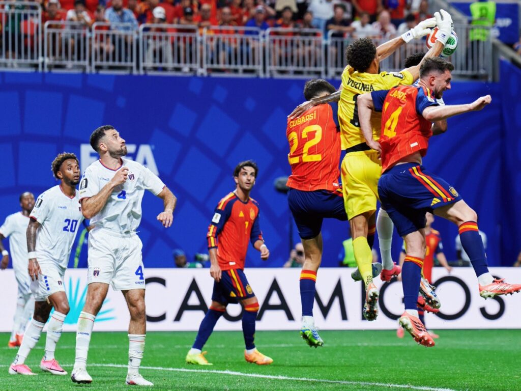 Pau Cubarsí y Aymeric Laporte en acción dentro del aérea durante España vs Cabo Verde en el Mundial 2026