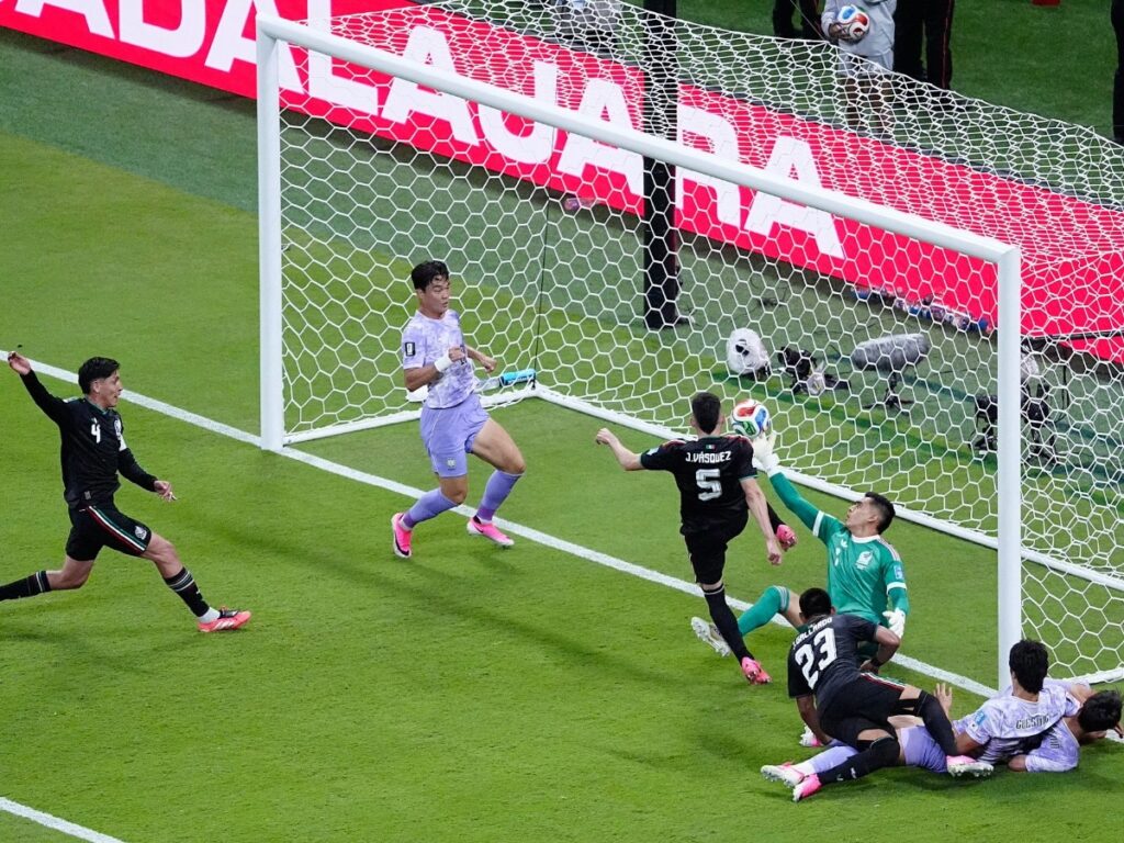 Raúl Rangel y la línea defensiva de la Selección Nacional de México salvan una jugada de gol de Corea del Sur