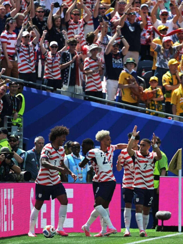 Jugadores del combinado norteamericano festejan frente a la tribuna del Lumen Field en Seattle