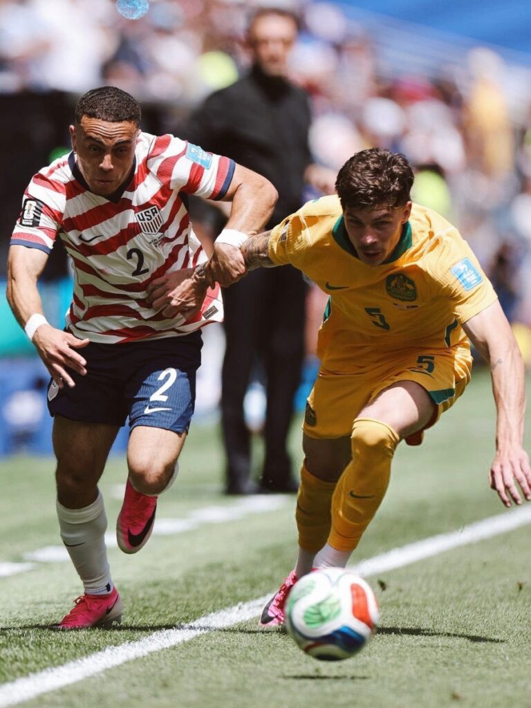 Sergiño Dest protege el balón para el combinado norteamericano en una intensa jugada dividida frente a Australia