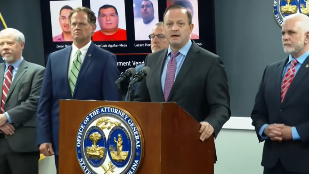 Fiscal General de Carolina del Sur Alan Wilson durante conferencia de prensa sobre operativo que resultó en la detención de 48 inmigrantes y acusaciones por documentos de identidad fraudulentos.