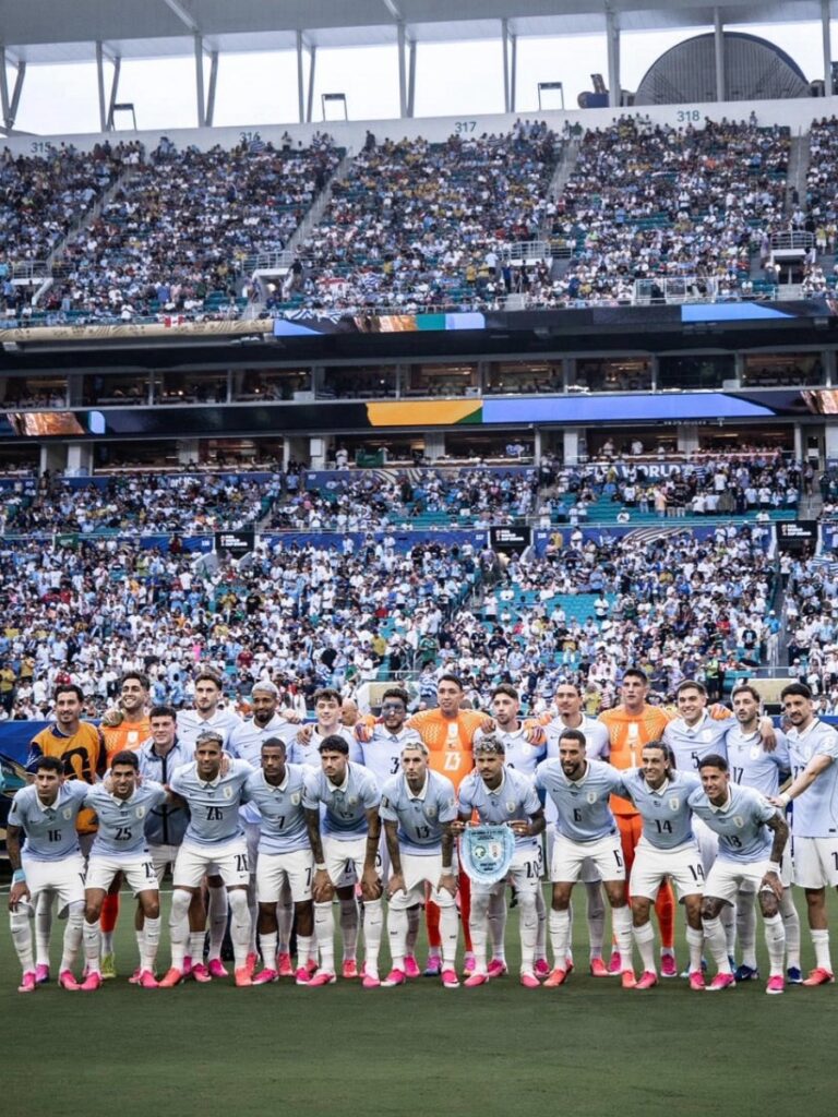 Plantel titular de Uruguay posando en el Hard Rock Stadium para el Mundial 2026