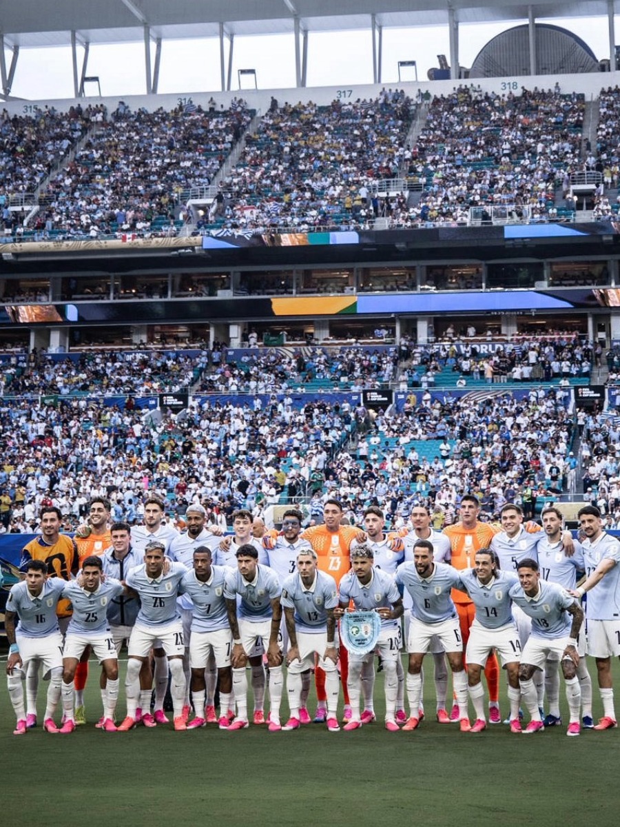 Plantel titular de Uruguay posando en el Hard Rock Stadium para el Mundial 2026