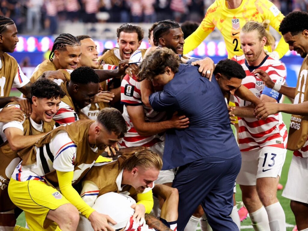Estados Unidos celebra en grupo con Pochettino en el Mundial 2026