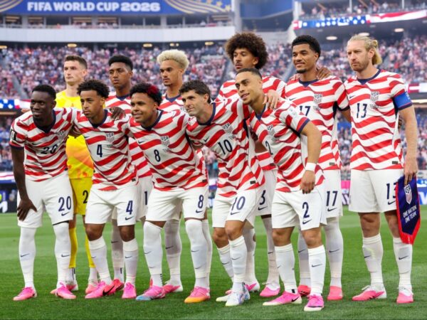 Plantel titular de Estados Unidos posando en el SoFi Stadium para el Mundial 2026