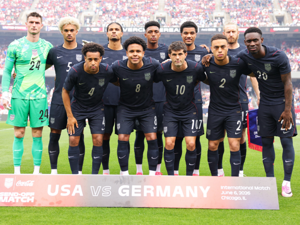 Plantel titular de la Selección de Estados Unidos posando ante Alemania
