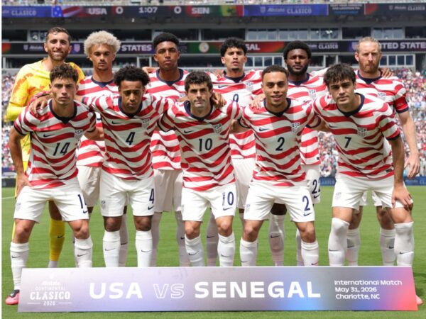 Plantel titular de la Selección de Estados Unidos posando antes del partido ante Senegal