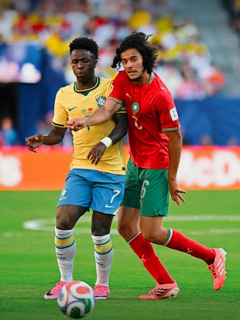 Vinícius Júnior enfrentando a Noussair Mazraoui en el Mundial 2026