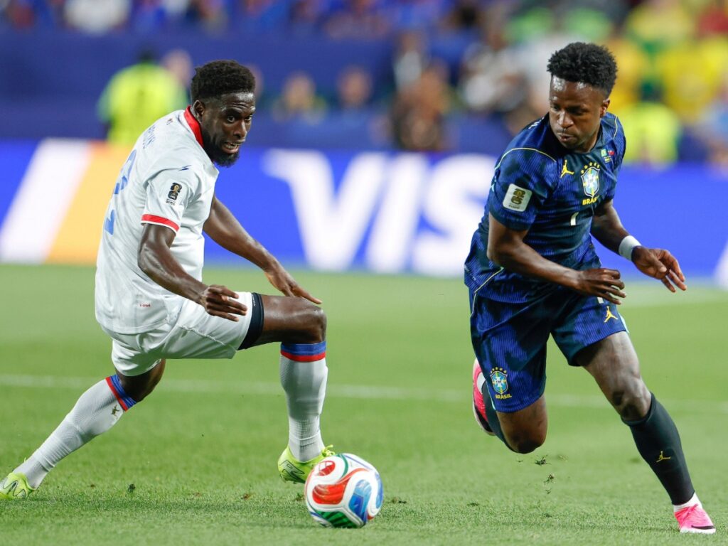 Vinícius Júnior disputa la posesión de la pelota a máxima velocidad frente a la marca defensiva de Haití