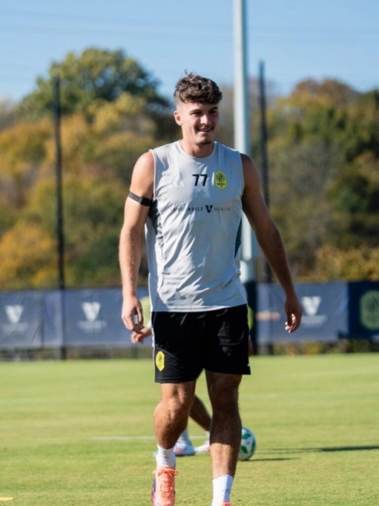Adem Qasem camina sonriente durante los trabajos matutinos en el complejo de entrenamiento de Nashville