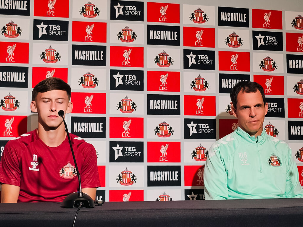 Chris Rigg y el técnico Régis Le Bris responden las preguntas de la prensa previo al duelo de la escuadra de Sunderland AFC