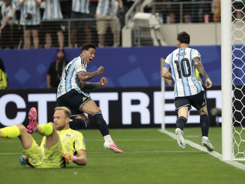 Enzo Fernández grita con euforia frente a la portería tras la anotación de Argentina en el Mundial