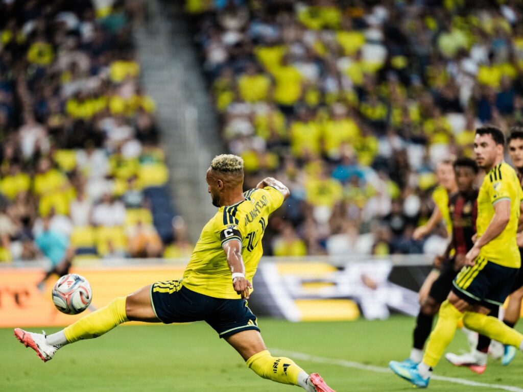 Hany Mukhtar ejecuta un potente centro en la cancha en la jornada clave para la victoria de Nashville SC