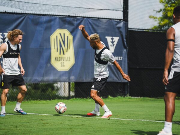 Hany Mukhtar orquesta el balón durante la sesión de entrenamiento previa al duelo de Nashville SC