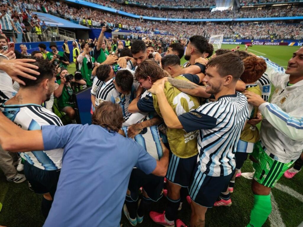Los futbolistas de el bando de Lionel Scaloni se funden en un abrazo grupal en el tiro de esquina