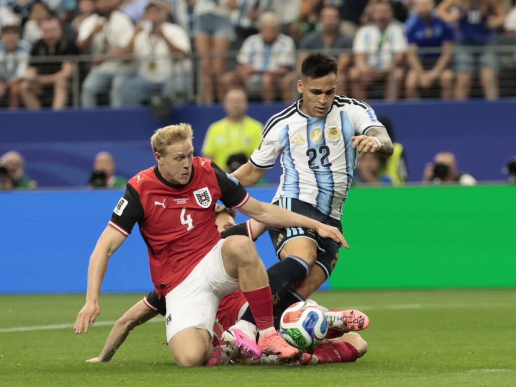 Lautaro Martínez pelea un balón dividido para el bando de Lionel Scaloni en el Dallas Stadium