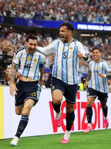 Lionel Messi grita su anotación con el bando de Lionel Scaloni en el duelo ante Austria en Texas