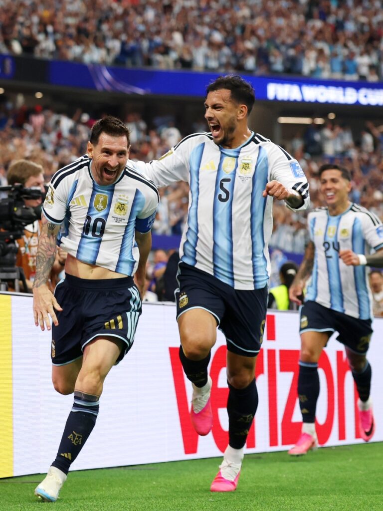 Lionel Messi grita su anotación con el bando de Lionel Scaloni en el duelo ante Austria en Texas