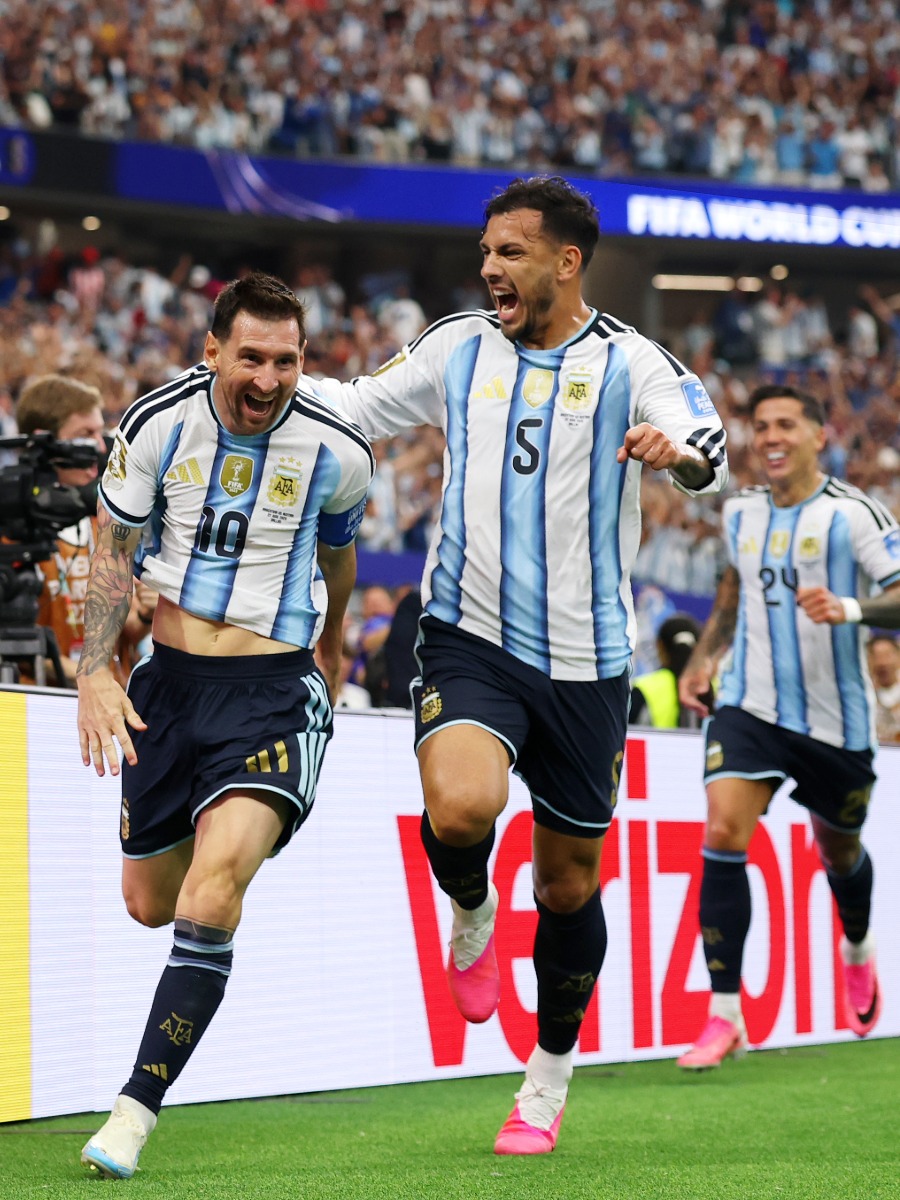 Lionel Messi grita su anotación con el bando de Lionel Scaloni en el duelo ante Austria en Texas