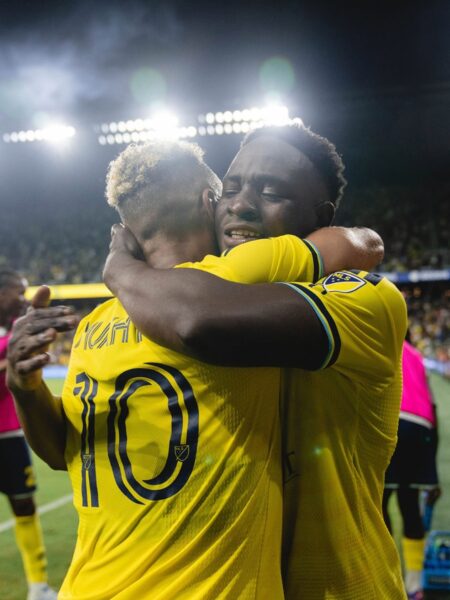Shak Mohammed y Hany Mukhtar se abrazan eufóricos festejando la importante victoria de Nashville SC ante Atlanta United