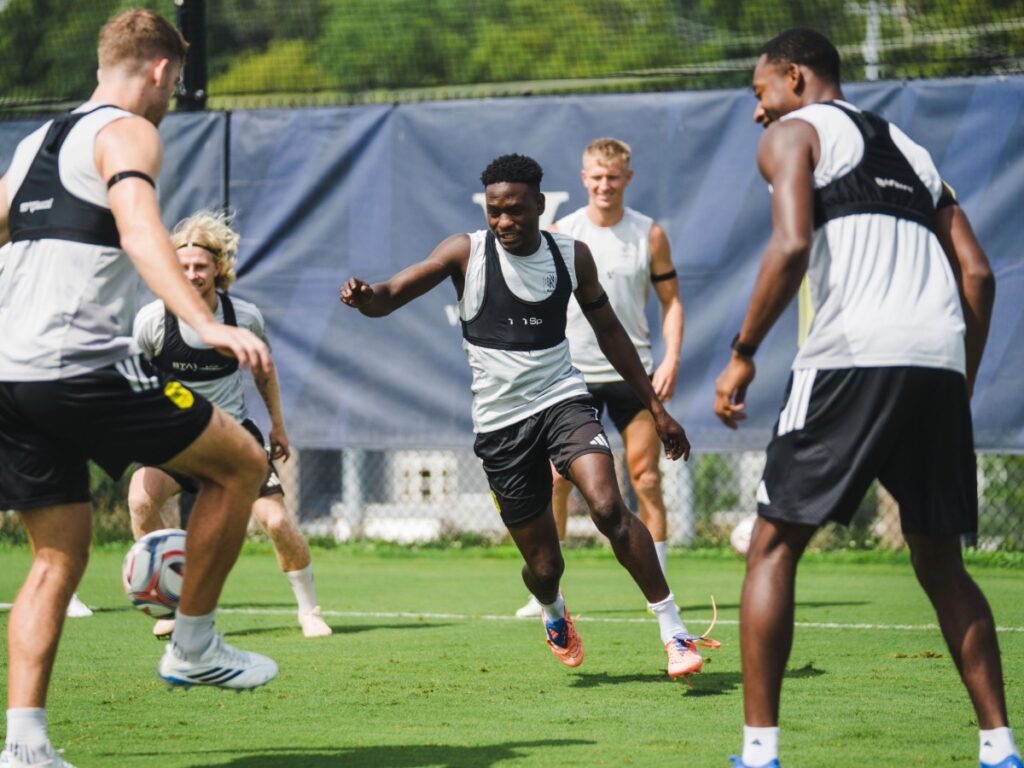 Shak Mohammed realiza ejercicios de posesión en la práctica previa al duelo de Nashville SC