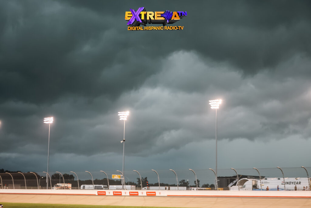 Densas nubes de tormenta cubren el óvalo del Nashville Superspeedway antes de la carrera de IndyCar
