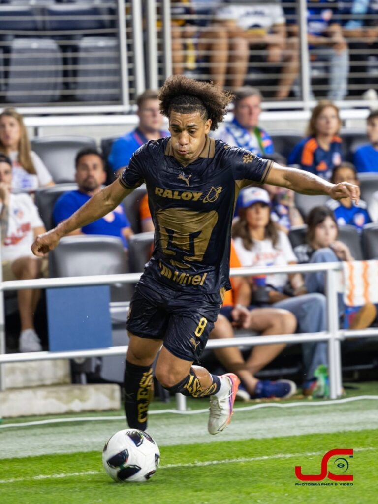 Adalberto Carrasquilla conduce con velocidad el esférico en ataque para la escuadra de Pumas UNAM