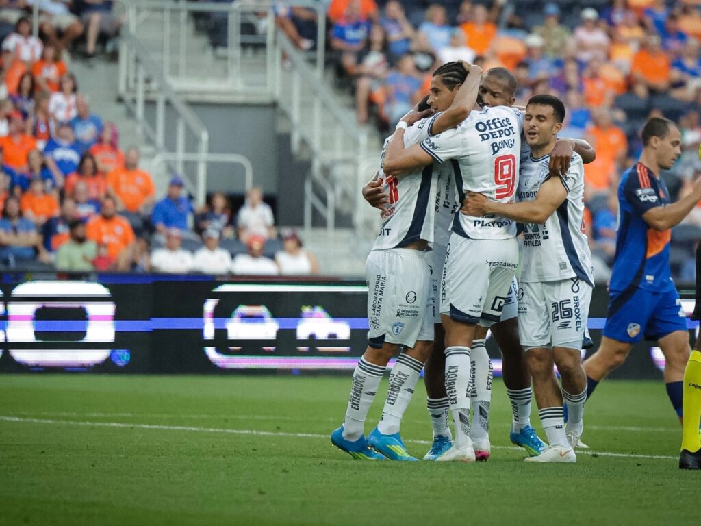 Futbolistas del Club Pachuca se abrazan en la cancha festejando la anotación tempranera ante FC Cincinnati