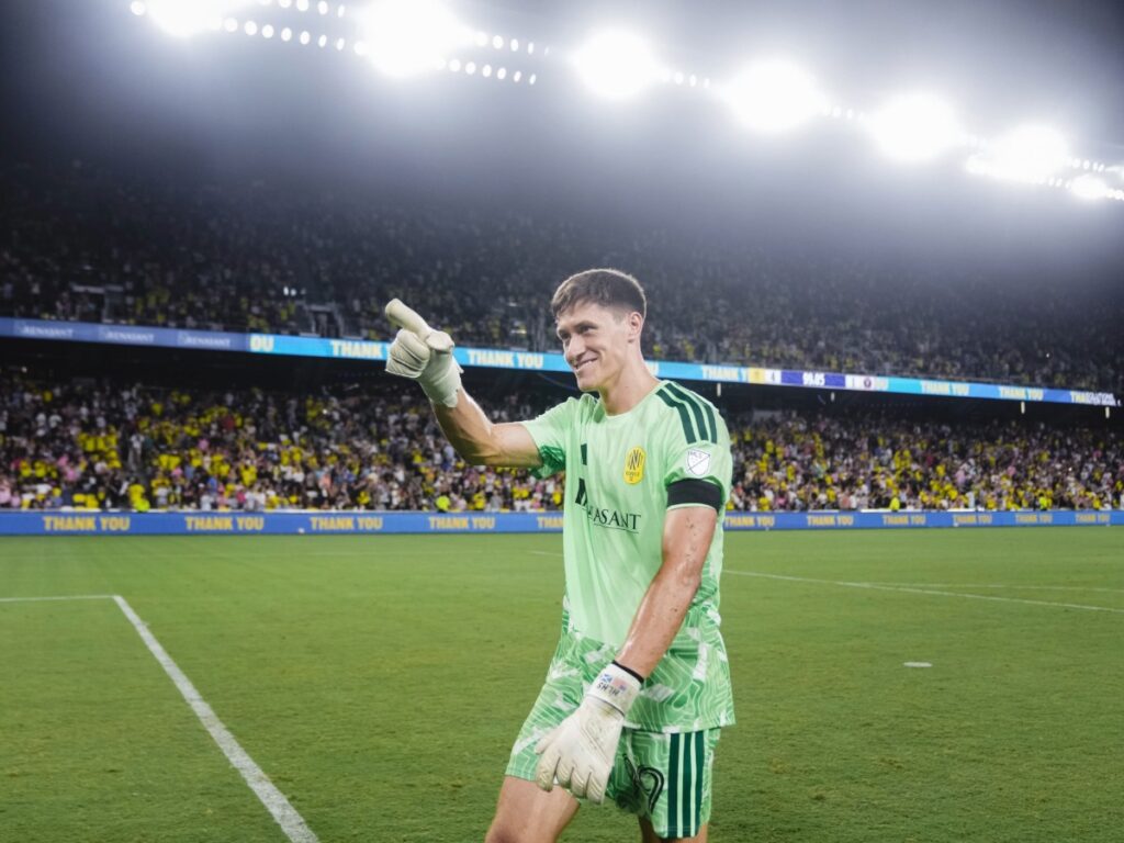 Brian Schwake celebra la contundente goleada sobre Inter Miami señalando a la afición en el GEODIS Park