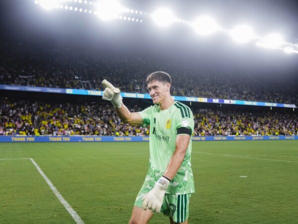 Brian Schwake celebra la contundente goleada sobre Inter Miami señalando a la afición en el GEODIS Park