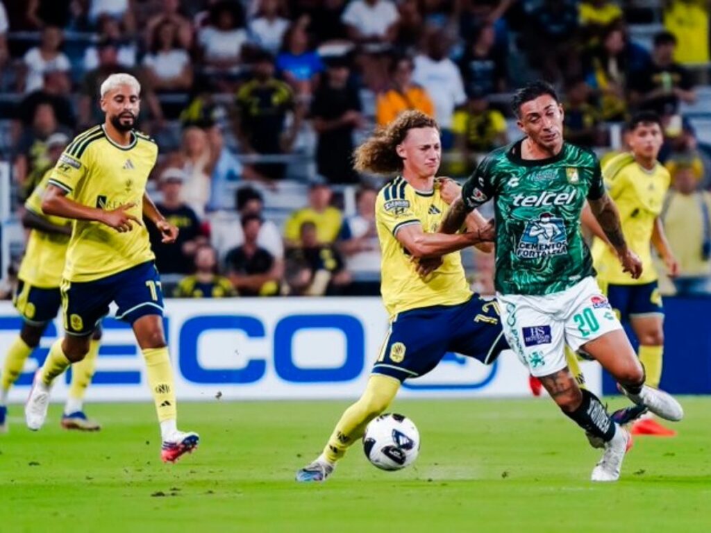 Charles-Emile Brunet pelea mano a mano la posesión durante la jornada que concluyó en la derrota de Nashville SC